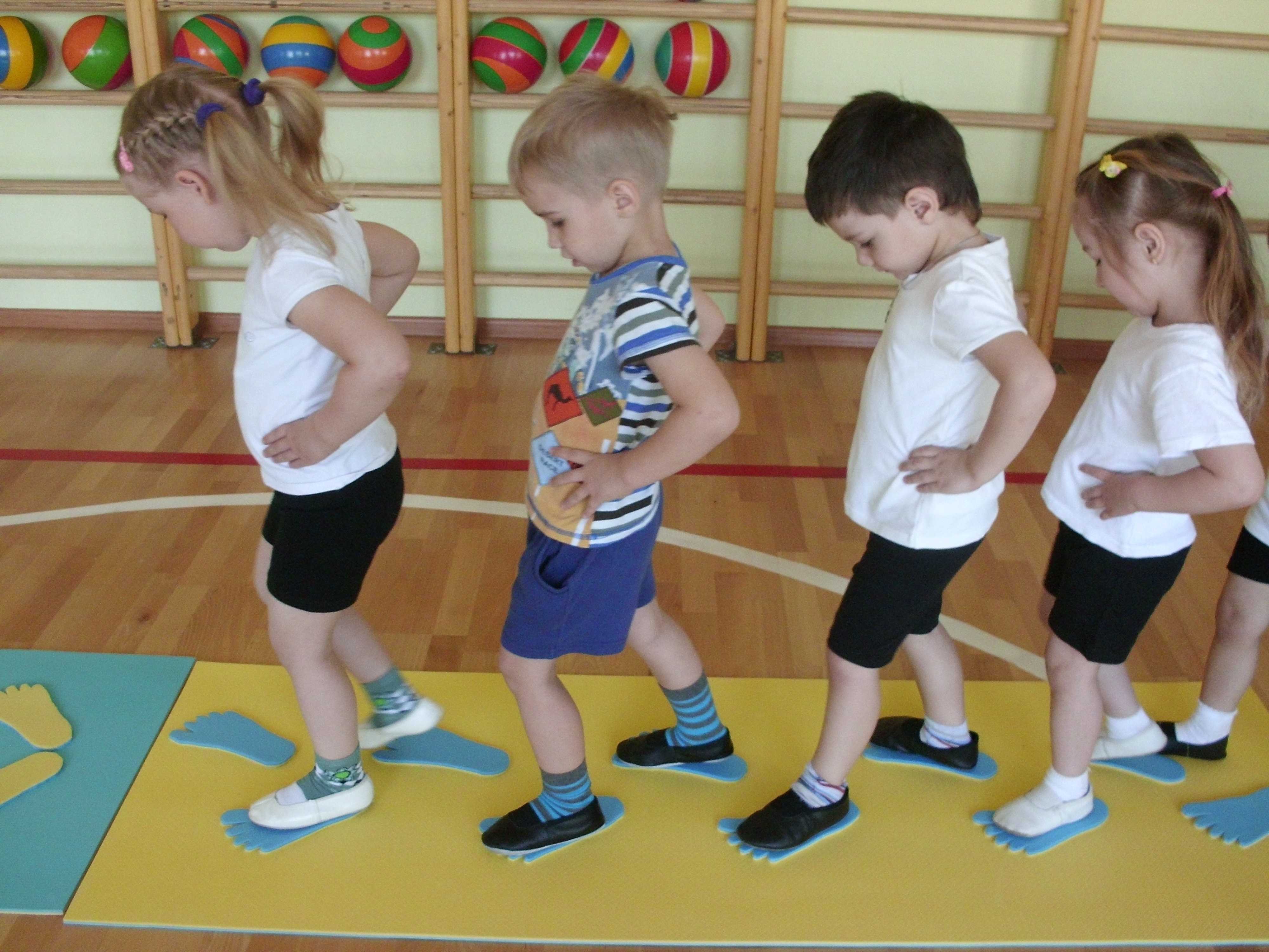 Игры на развитие бега. Физкультурные занятия в детском саду. Игра в дошкольном возрасте. Дети на физкультурном занятии. Занятия по физкультуре в детском саду.