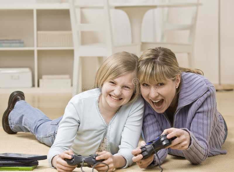 Мама играет в школу. Игровая зависимость у подростков. Мама гонка. Картинка мама и дочь играют в планшет. 10 Полезных видеоигр для игры с мамой.